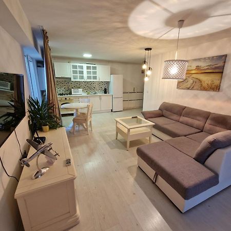 Wizz Pilot Residence Отопень Екстер'єр фото